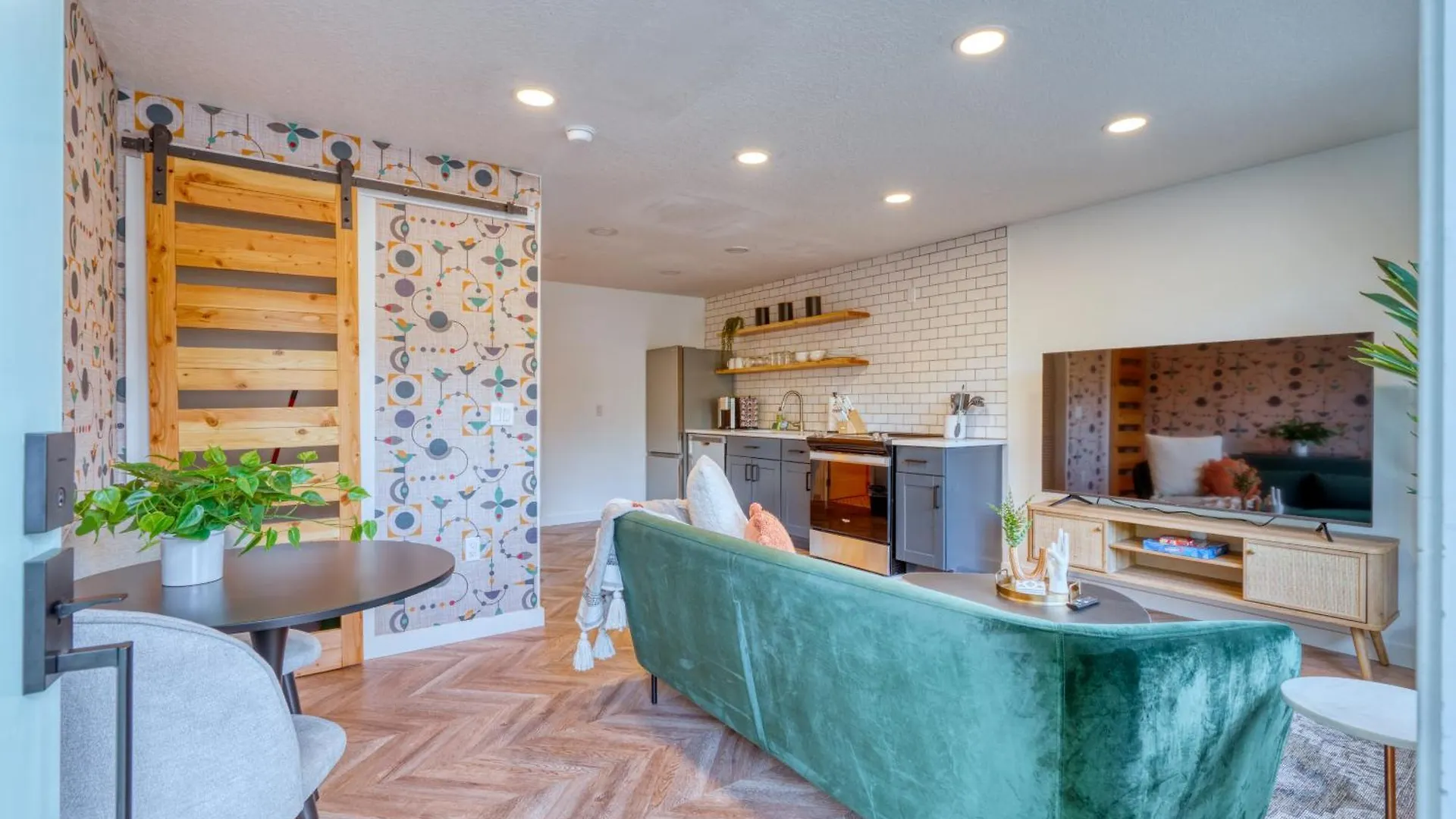 Stay Portland - The Woodstock Inn - Reed College & Vintage Shops Apartment